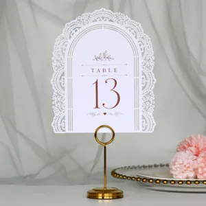 Carta numerata per tavoli da matrimonio intagliata al laser in pizzo bianco dettaglio