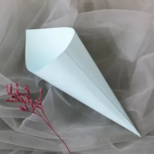 Cono de papel azul claro para confeti de boda, detalle elegante de soporte de flores DIY.