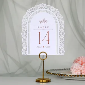 Segnaposto matrimonio con arco cavo bianco e supporto in metallo dorato molto elegante