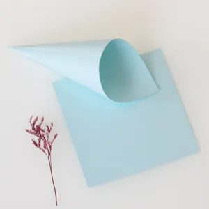 Vista detallada del material de cono de confeti de papel DIY azul claro para boda.