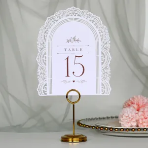 Elegante carta con numero da tavolo per matrimonio ad arco cavo bianco con supporto