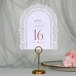 Elegante carta per numeri da tavolo nuziale con pizzo bianco e supporto dorato per eventi 1-20