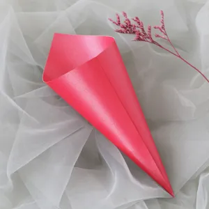 Cono de confeti de papel rosa para fiesta de boda, elegante portapétalos para manualidades y decoración.