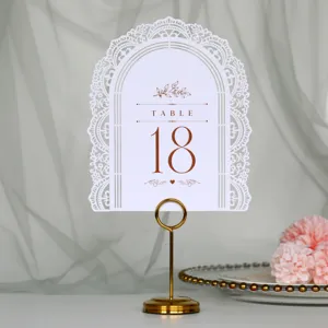 Elegante segnatavolo matrimonio bianco intagliato al laser con supporto dorato decorativo
