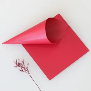Detalle de primer plano de cono de papel rojo de boda y papel manualidades para fiesta.