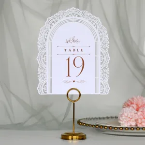 Numero di tavolo da matrimonio intagliato al laser con supporto in metallo dorato design bianco.