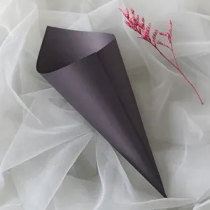 Detalle de cono de confeti de papel negro para decoración de boda y lanzamiento de flores DIY.