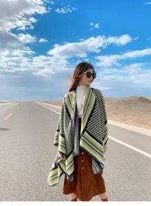 Mujer estilo étnico capa tejida geométrica chal invierno cálido viaje foto moda