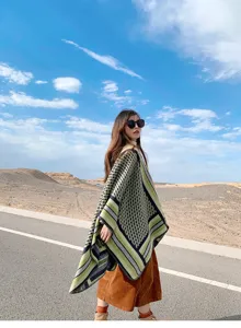 Chal de invierno cálido con patrón geométrico étnico, elegante conjunto de viaje al aire libre.