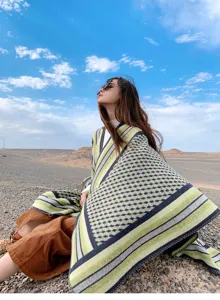 Vista detallada de un poncho de chal de punto geométrico étnico para mujer, ideal para viajar.