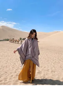Estilo étnico mujer capa chal patrón geométrico viaje desierto otoño invierno moda abrigo
