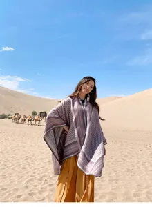 Detalle de escena de chal de viaje por el desierto, capa étnica geométrica para mujer.