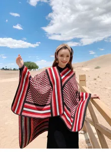 Vista detallada chal capa a cuadros étnico de mujer en desierto, prenda de punto cálida.