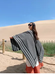 Chal capa geométrico blanco y negro de viaje, poncho cálido y acogedor para foto en desierto.