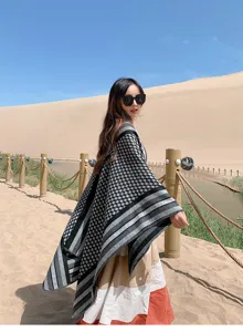 Mujer estilo etnico capa chal punto invierno calido fleco poncho moda desierto foto