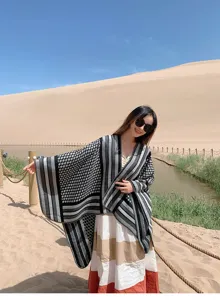 Elegante chal capa de punto estilo étnico para mujer, diseño geométrico cálido para viajes.