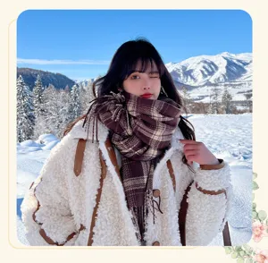 Vue détaillée d'une écharpe à carreaux d'hiver douillette avec veste en peluche.