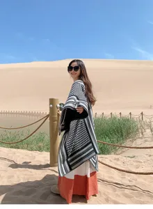 Chal poncho geométrico en blanco y negro de estilo étnico para mujer viaje al aire libre.