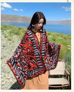 Detalle del patrón del poncho de punto con diseño de leopardo colorido para viajes.