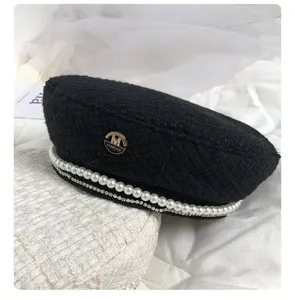 Berretto nero in tweed con perle e strass, cappello elegante stile di tendenza autunno.