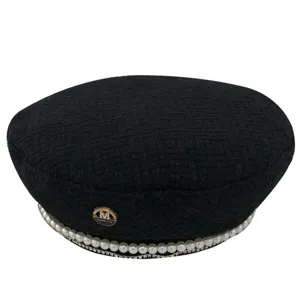 Berretto nero in tweed con elegante finitura di perle e strass, accessorio moda per donna.