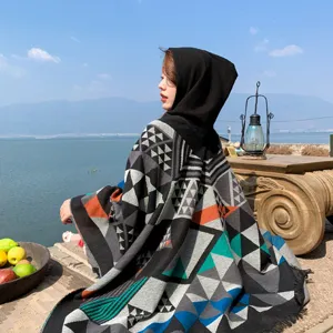 Ethischer Kapuzenumhang Schal mit Fransen und geometrischem Muster für Reisen und Klimaanlagen.