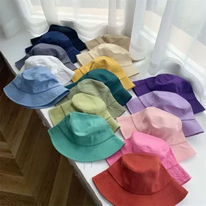 Vista detallada de sombreros de pescador multicolores en tonos vibrantes, tela suave para primavera.