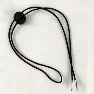Cordino elastico regolabile per cappello con fermacorda e punte in metallo antivento.