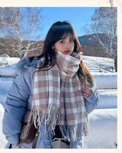 Écharpe à carreaux minimaliste en laine pour femme, élégant châle chaud d'hiver style doux.