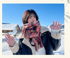 Détail d'écharpe d'hiver en laine à carreaux, tour de cou style doux japonais pour femmes.