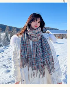 Écharpe d'hiver chic en laine à carreaux pour femme, châle doux et chaud par temps froid.