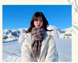Écharpe à carreaux en laine douce pour femme en hiver, motif classique avec franges.