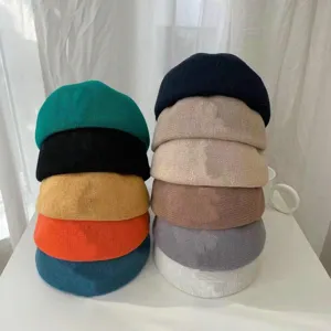 Detailaufnahme von ordentlich gestapelten bunten Strickmützen, atmungsaktives dünnes Material.