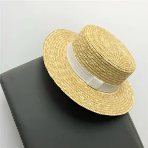 Handgemachter Stroh-Boater-Hut für Damen, flacher Sommer-Sonnenhut mit elegantem weißem Band.
