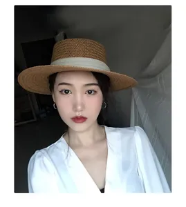 Détail chapeau de paille plat élégant pour femme, chapeau de soleil rétro français ruban.