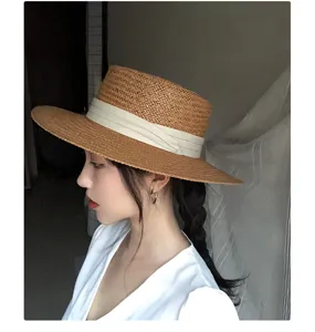 Vue de détail du chapeau de paille plat français rétro avec une texture tissée naturelle.
