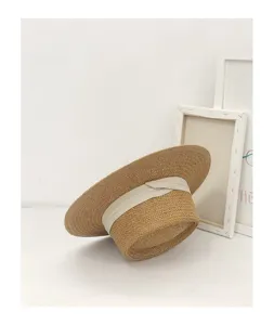 Chapeau de paille plat élégant pour femme, idéal pour la plage en été et le style.