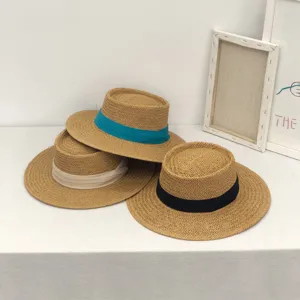 Chapeau de paille plat élégant pour femme, idéal pour la plage d'été et la protection solaire.