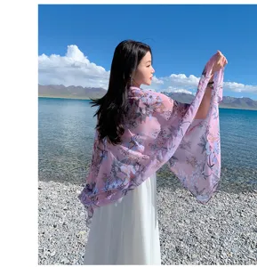 Detailansicht des floralen Chiffon-Strandschals, leichtes Sommertuch für leichten Sonnenschutz.