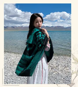 Herbst Winter Kaschmirgefühl dicker warmer geteilter Poncho Umhang mit grünem schwarzen Muster