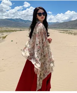 Detailaufnahme des floralen Chiffon-Strandschals mit leichtem Stoff und feinem Print.