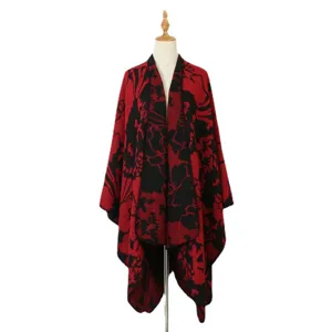 Mujer chal de punto capa rojo negro floral frente abierto poncho elegante abrigo cálido