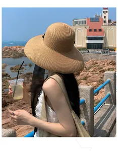 Cappello di paglia a tesa larga da donna, in stile Hepburn francese con nastro nero per la spiaggia.