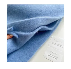 Nahaufnahme eines weichen blauen Plueschschals mit zarter buerstenstruktur und dickem Stoff