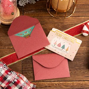 Kerst wenskaarten set met rode enveloppen, perfecte vakantiecadeaus en wenskaarten.