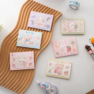 Detalle de bonitas tarjetas de felicitación de dibujos con ilustraciones de animales y notas.