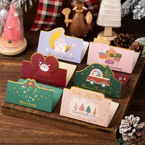 Gedetailleerd overzicht van creatieve kerstvouwkaartensets met feestelijke ontwerpen en enveloppen.