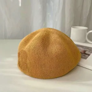 Detailaufnahme der gelben Strickbarett Mütze, weiche Textur, japanischer Frühlingsstil.