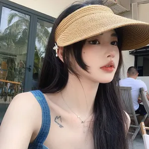 Elegante cappello visiera parasole in rafia donna, cappellino spiaggia UV top vuoto estate.