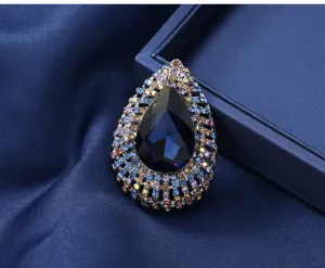 Gedetailleerde vintage druppel kristal strass broche, elegante blauwe edelsteen jas speld.